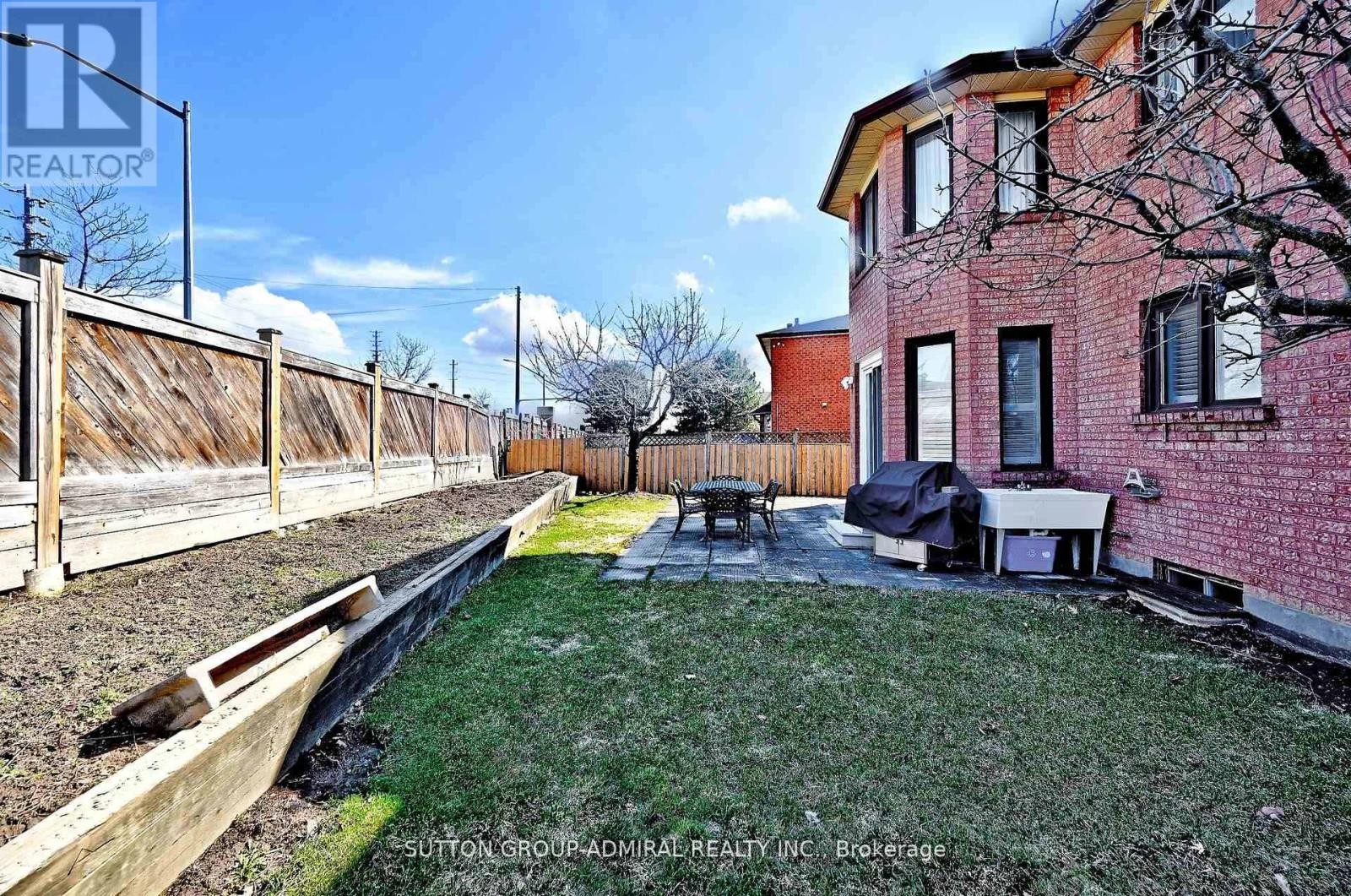 












45 ROYAL GARDEN BOULEVARD

,
Vaughan (East Woodbridge),




Ontario
L4L7C4

