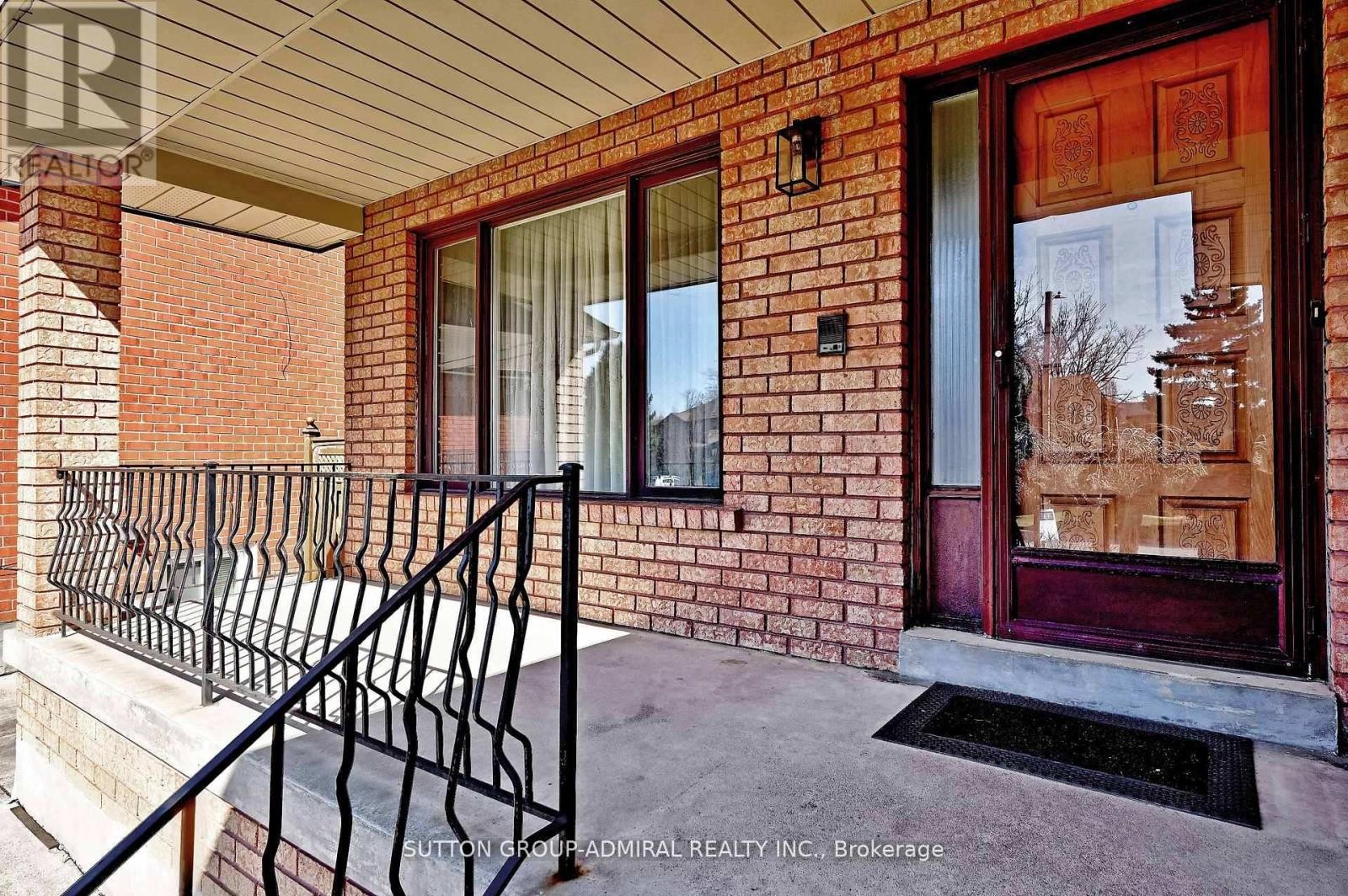 












45 ROYAL GARDEN BOULEVARD

,
Vaughan (East Woodbridge),




Ontario
L4L7C4

