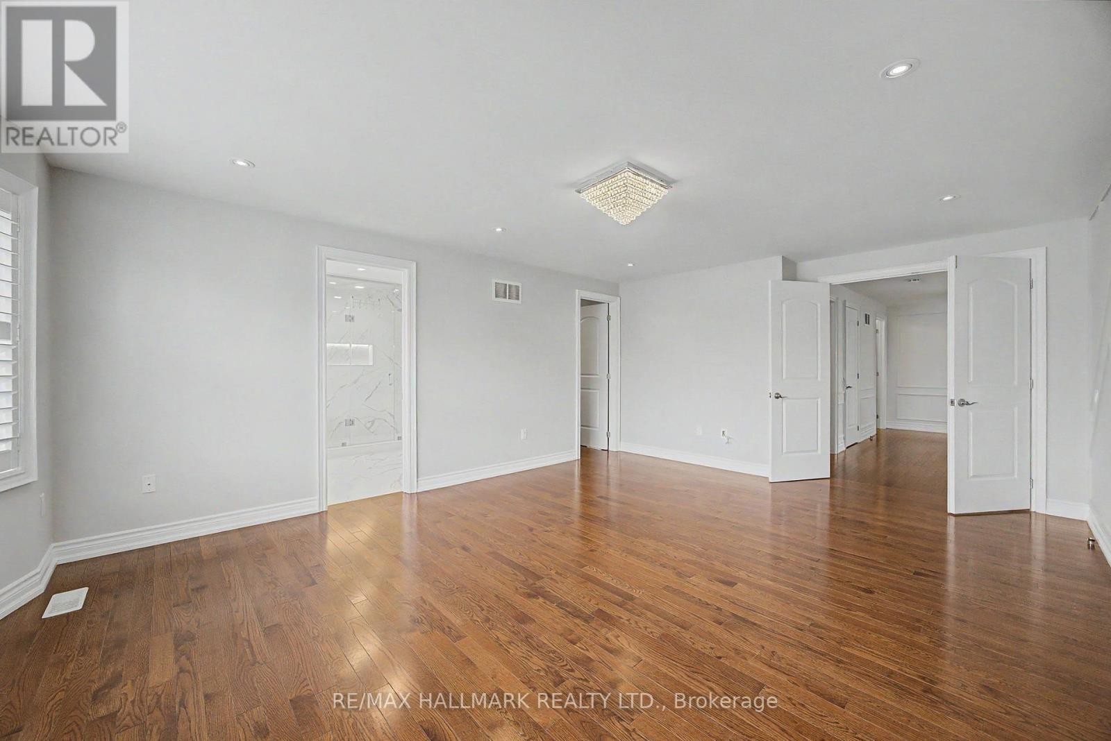 












32 WEST COAST TRAIL

,
King (Nobleton),




Ontario
L7B0A4

