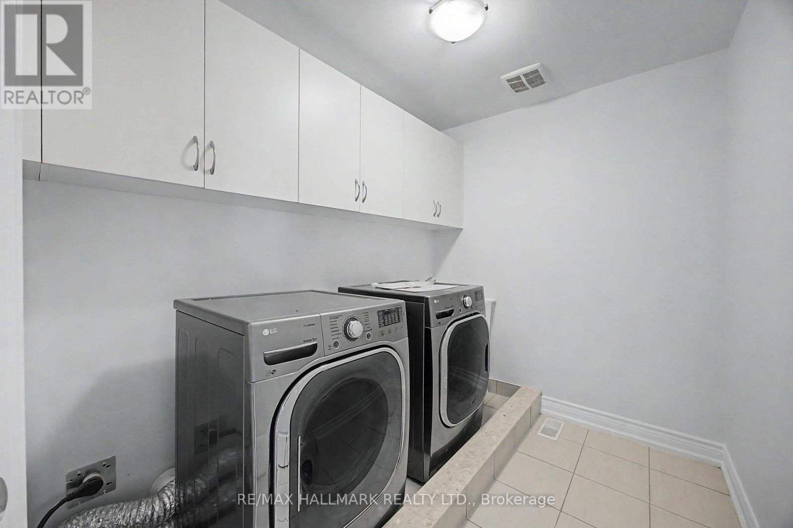 












32 WEST COAST TRAIL

,
King (Nobleton),




Ontario
L7B0A4

