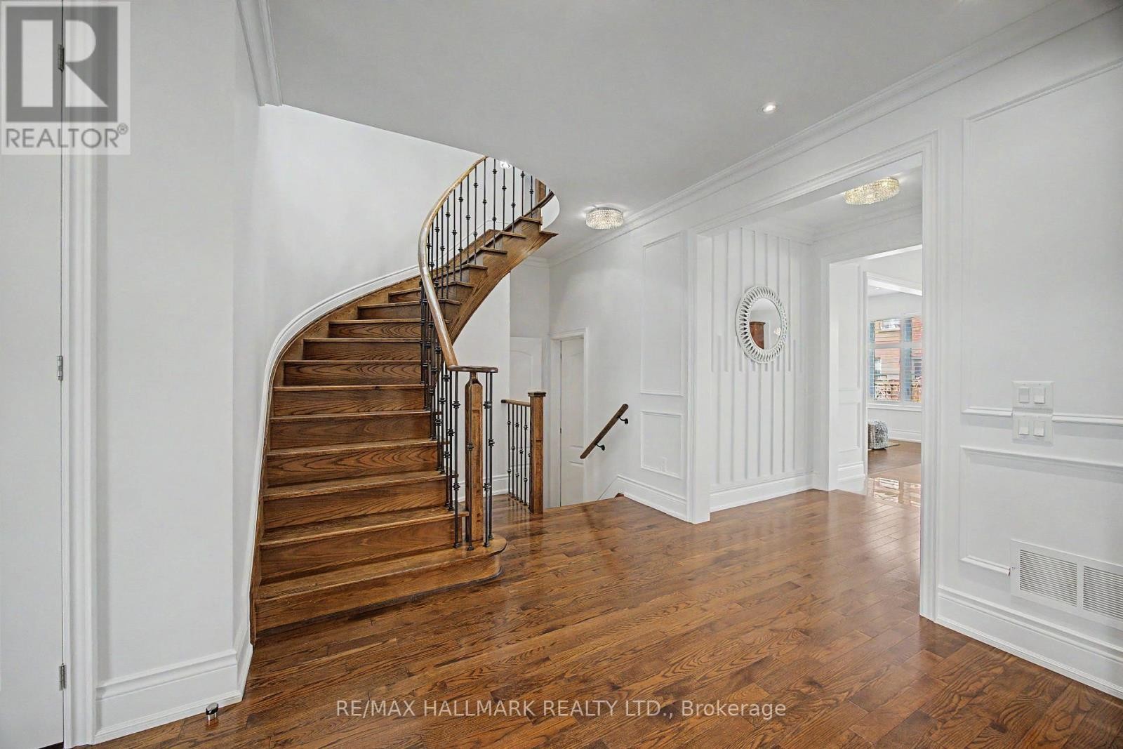 












32 WEST COAST TRAIL

,
King (Nobleton),




Ontario
L7B0A4

