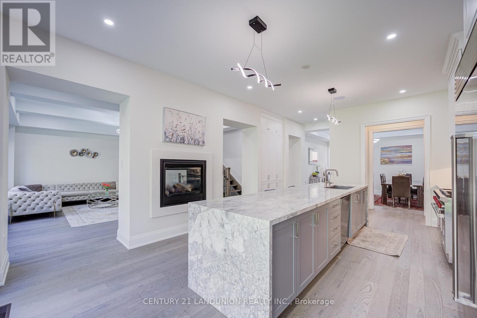 












121 MILKY WAY DRIVE

,
Richmond Hill (Observatory),




Ontario
L4C4L9


