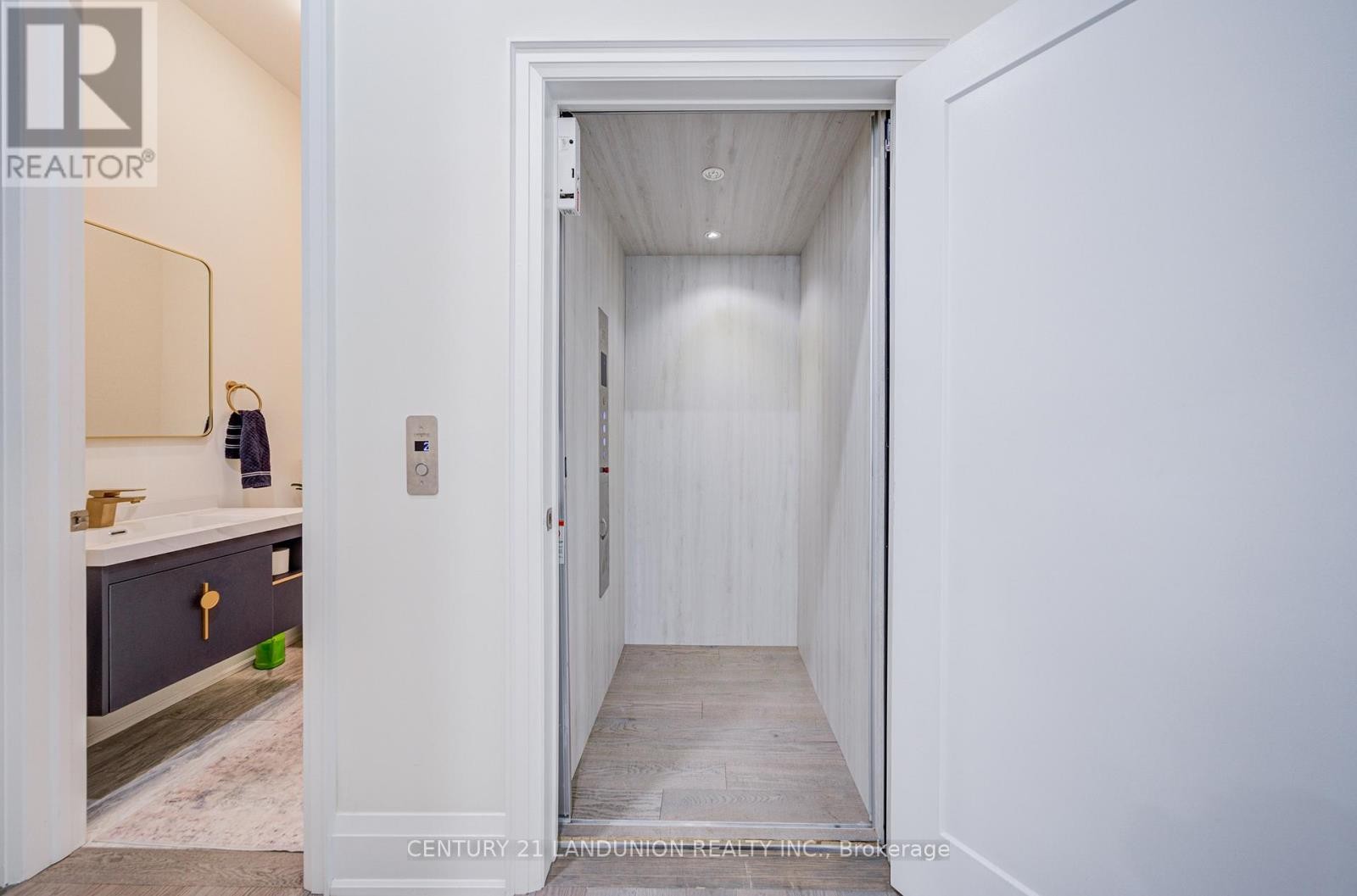 












121 MILKY WAY DRIVE

,
Richmond Hill (Observatory),




Ontario
L4C4L9

