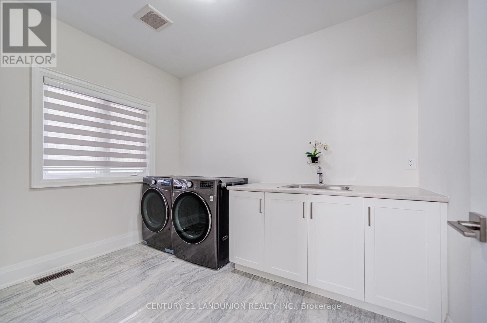 












121 MILKY WAY DRIVE

,
Richmond Hill (Observatory),




Ontario
L4C4L9

