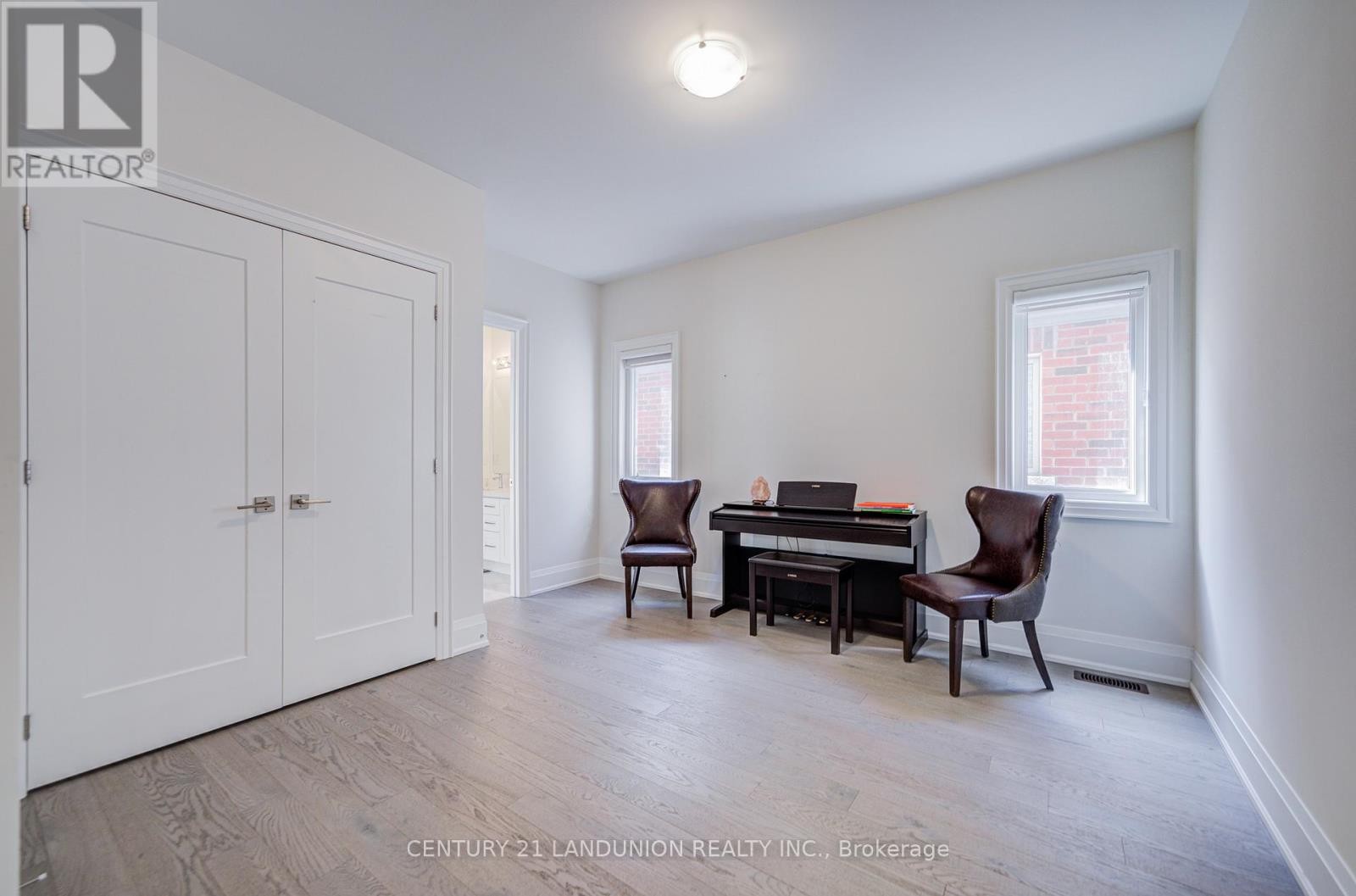 












121 MILKY WAY DRIVE

,
Richmond Hill (Observatory),




Ontario
L4C4L9

