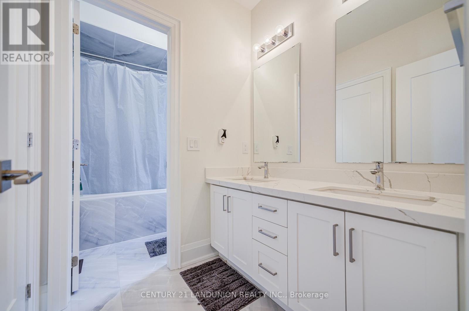 












121 MILKY WAY DRIVE

,
Richmond Hill (Observatory),




Ontario
L4C4L9

