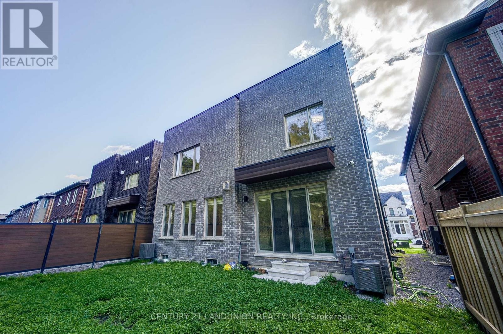 












121 MILKY WAY DRIVE

,
Richmond Hill (Observatory),




Ontario
L4C4L9

