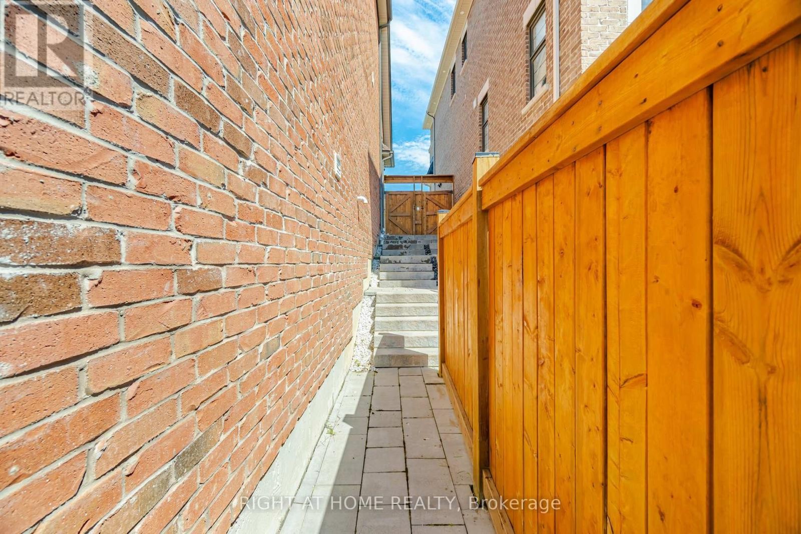 












17 LACROSSE TRAIL

,
Vaughan (Kleinburg),




Ontario
L4H4S7

