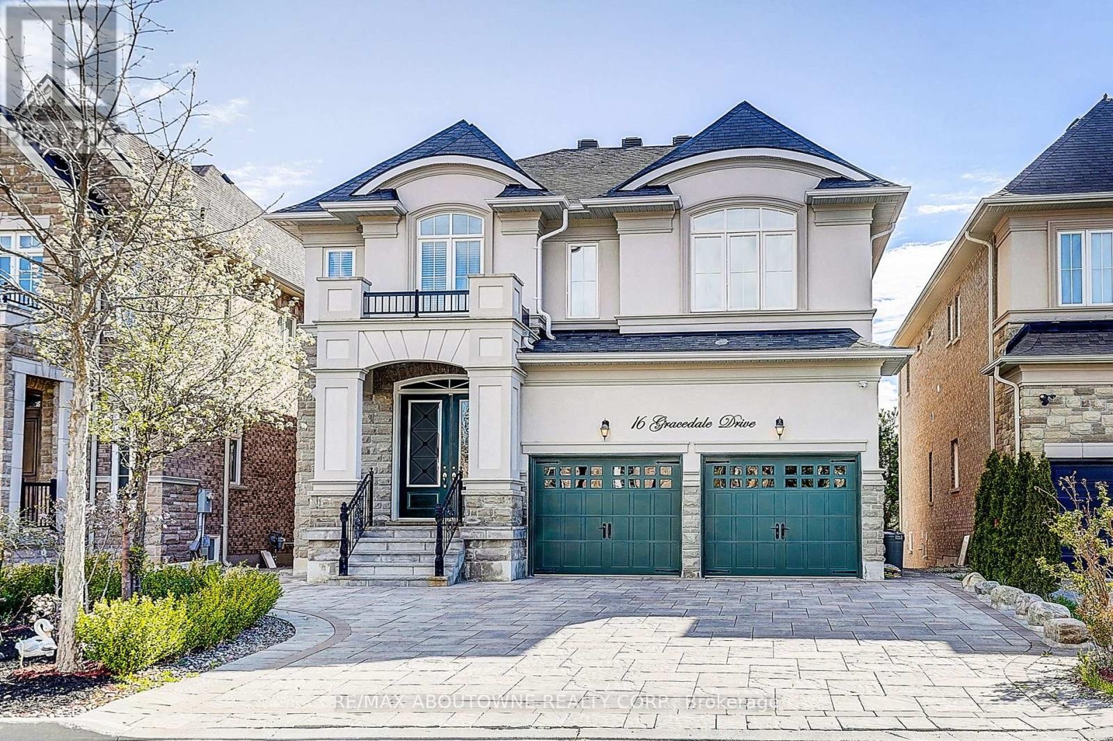 












16 GRACEDALE DRIVE

,
Richmond Hill (Westbrook),




Ontario
L4C0Y3

