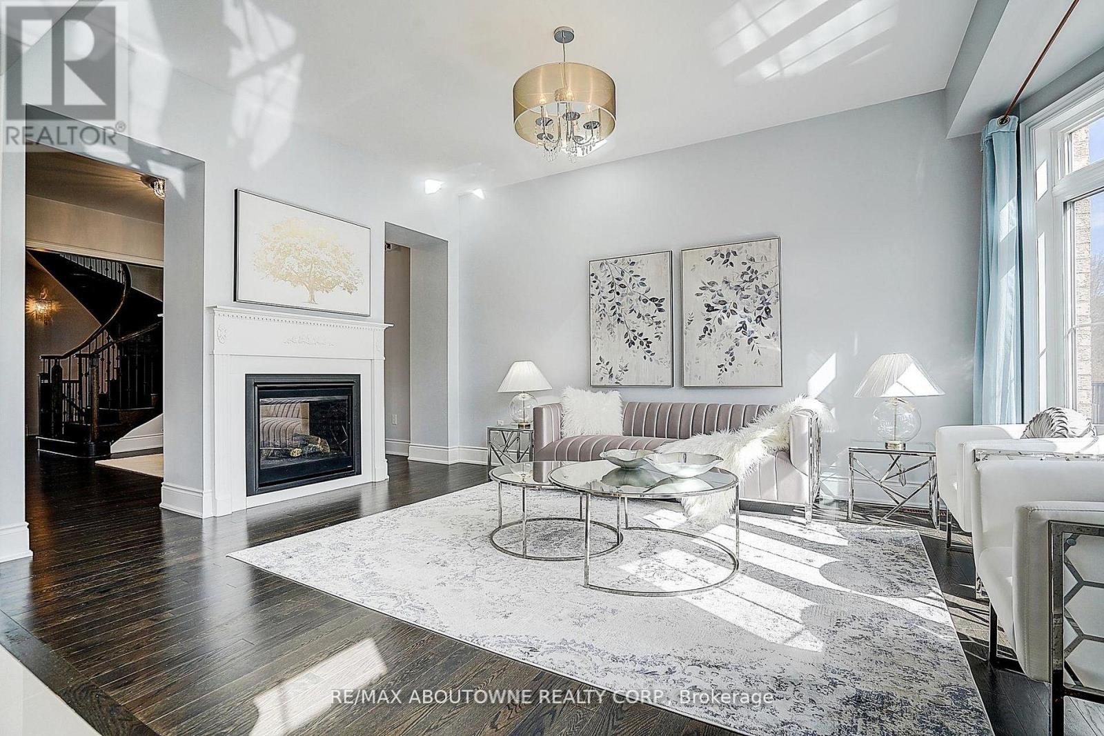 












16 GRACEDALE DRIVE

,
Richmond Hill (Westbrook),




Ontario
L4C0Y3

