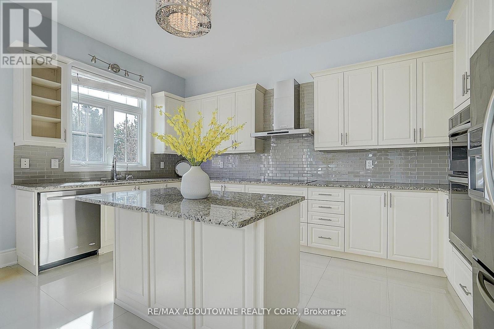 












16 GRACEDALE DRIVE

,
Richmond Hill (Westbrook),




Ontario
L4C0Y3

