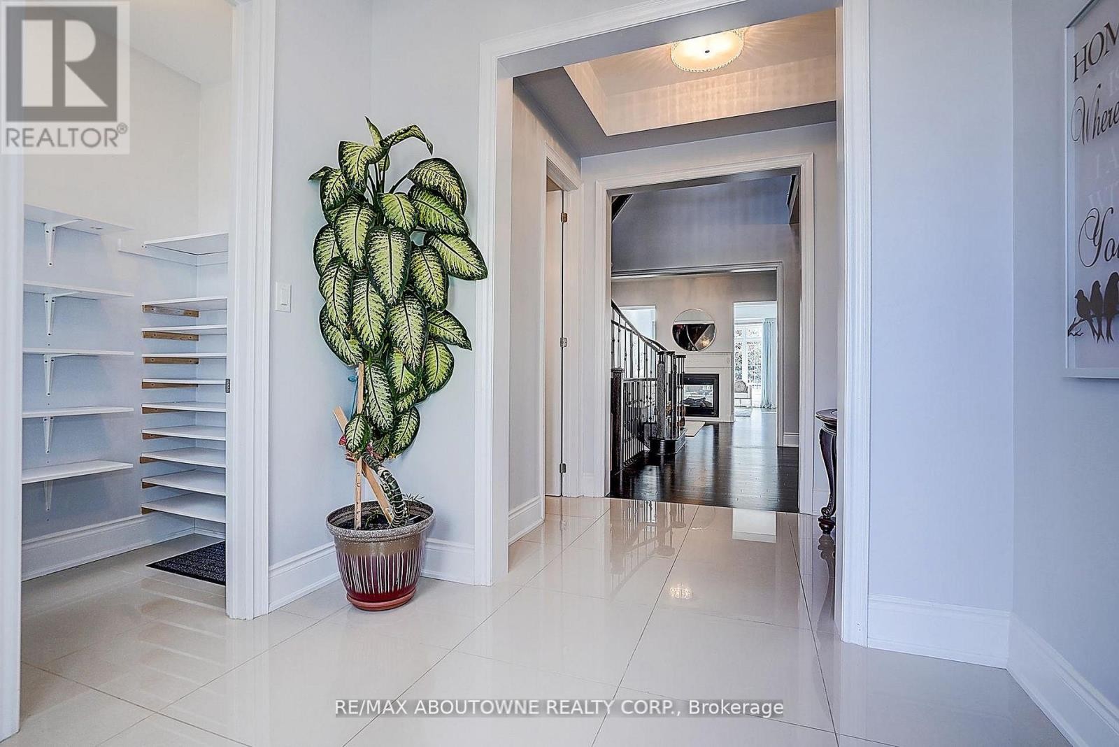 












16 GRACEDALE DRIVE

,
Richmond Hill (Westbrook),




Ontario
L4C0Y3

