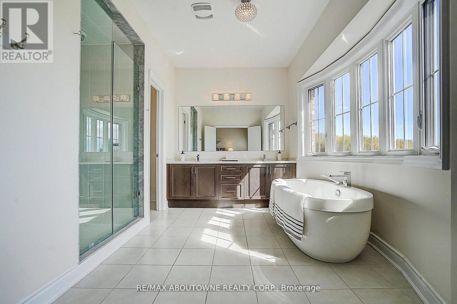 












16 GRACEDALE DRIVE

,
Richmond Hill (Westbrook),




Ontario
L4C0Y3

