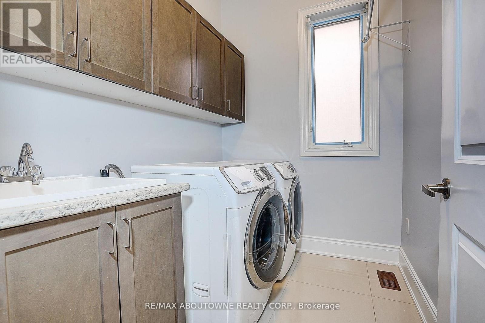 












16 GRACEDALE DRIVE

,
Richmond Hill (Westbrook),




Ontario
L4C0Y3

