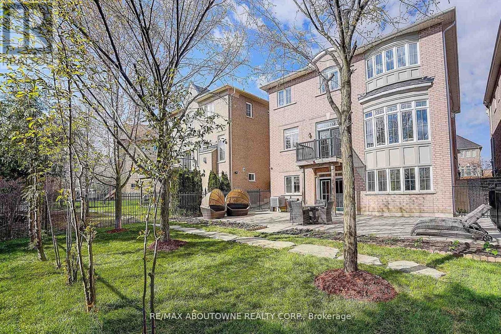 












16 GRACEDALE DRIVE

,
Richmond Hill (Westbrook),




Ontario
L4C0Y3

