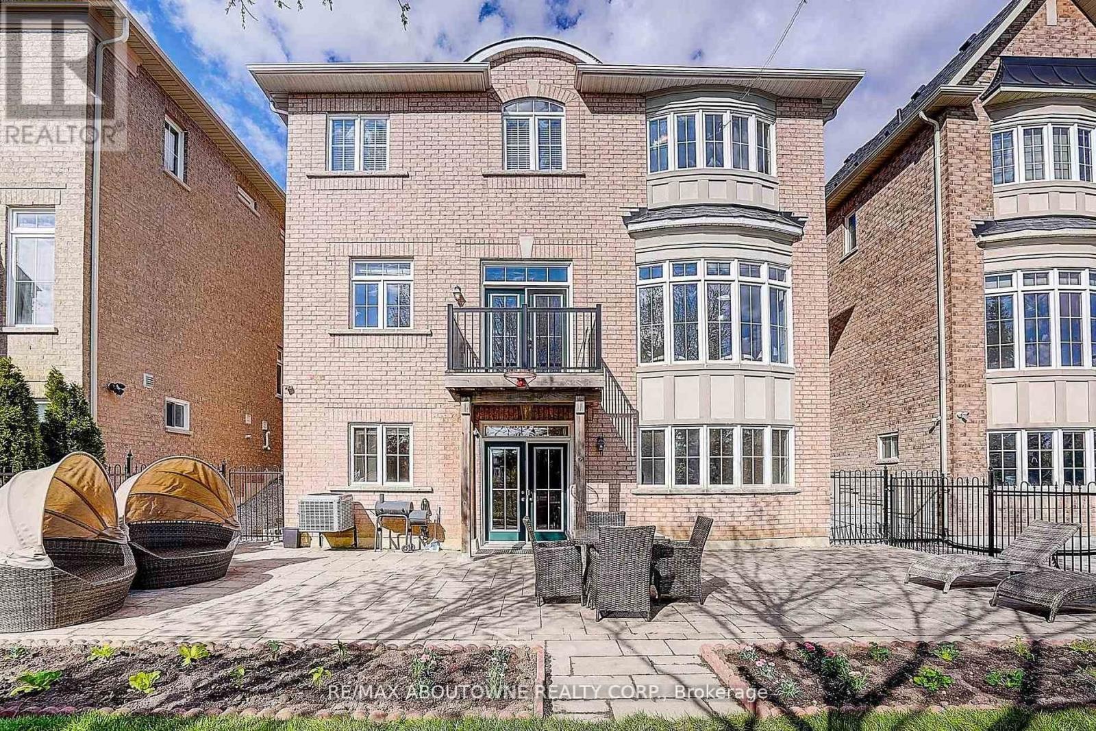 












16 GRACEDALE DRIVE

,
Richmond Hill (Westbrook),




Ontario
L4C0Y3

