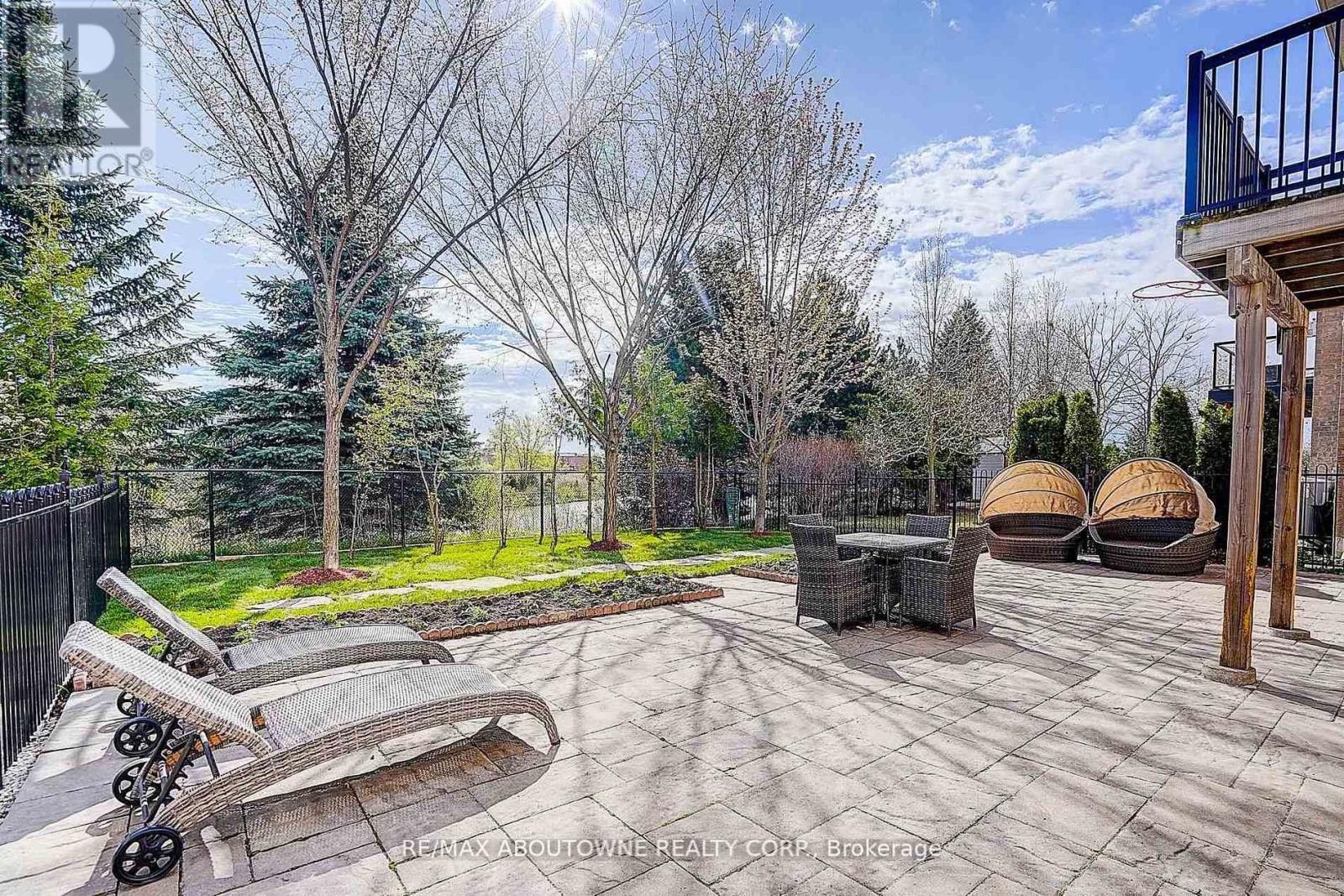 












16 GRACEDALE DRIVE

,
Richmond Hill (Westbrook),




Ontario
L4C0Y3

