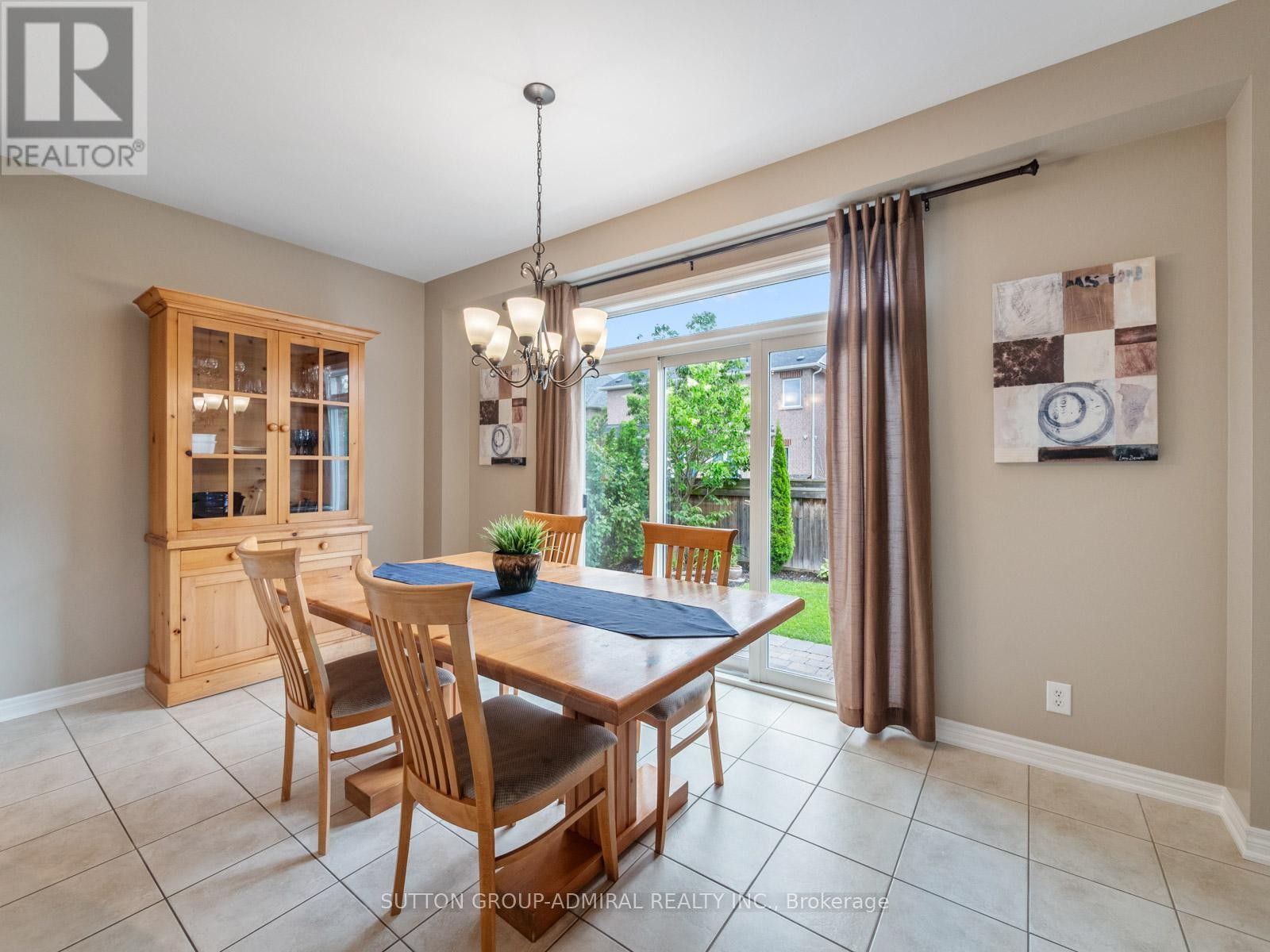 












23 KERR LANE

,
Aurora,




Ontario
L4G0E5

