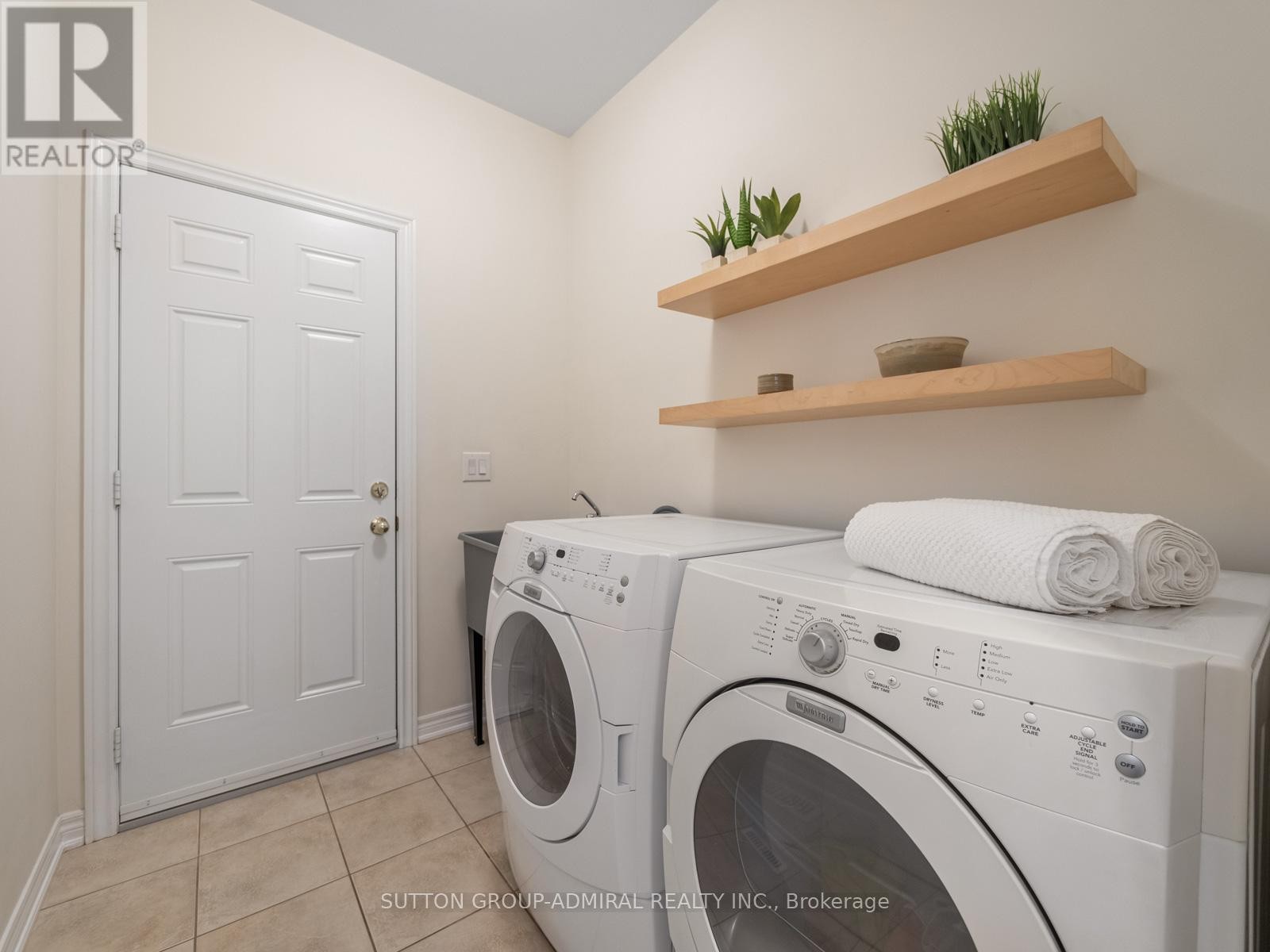 












23 KERR LANE

,
Aurora,




Ontario
L4G0E5


