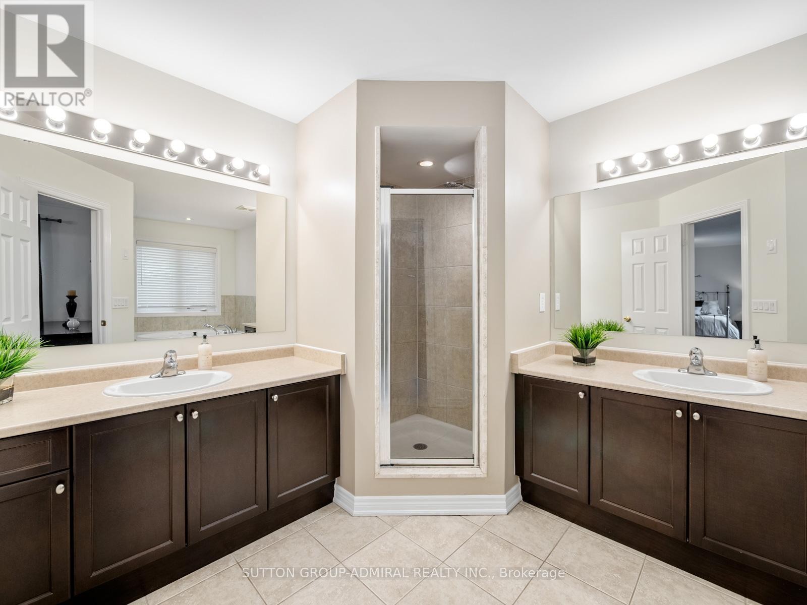 












23 KERR LANE

,
Aurora,




Ontario
L4G0E5

