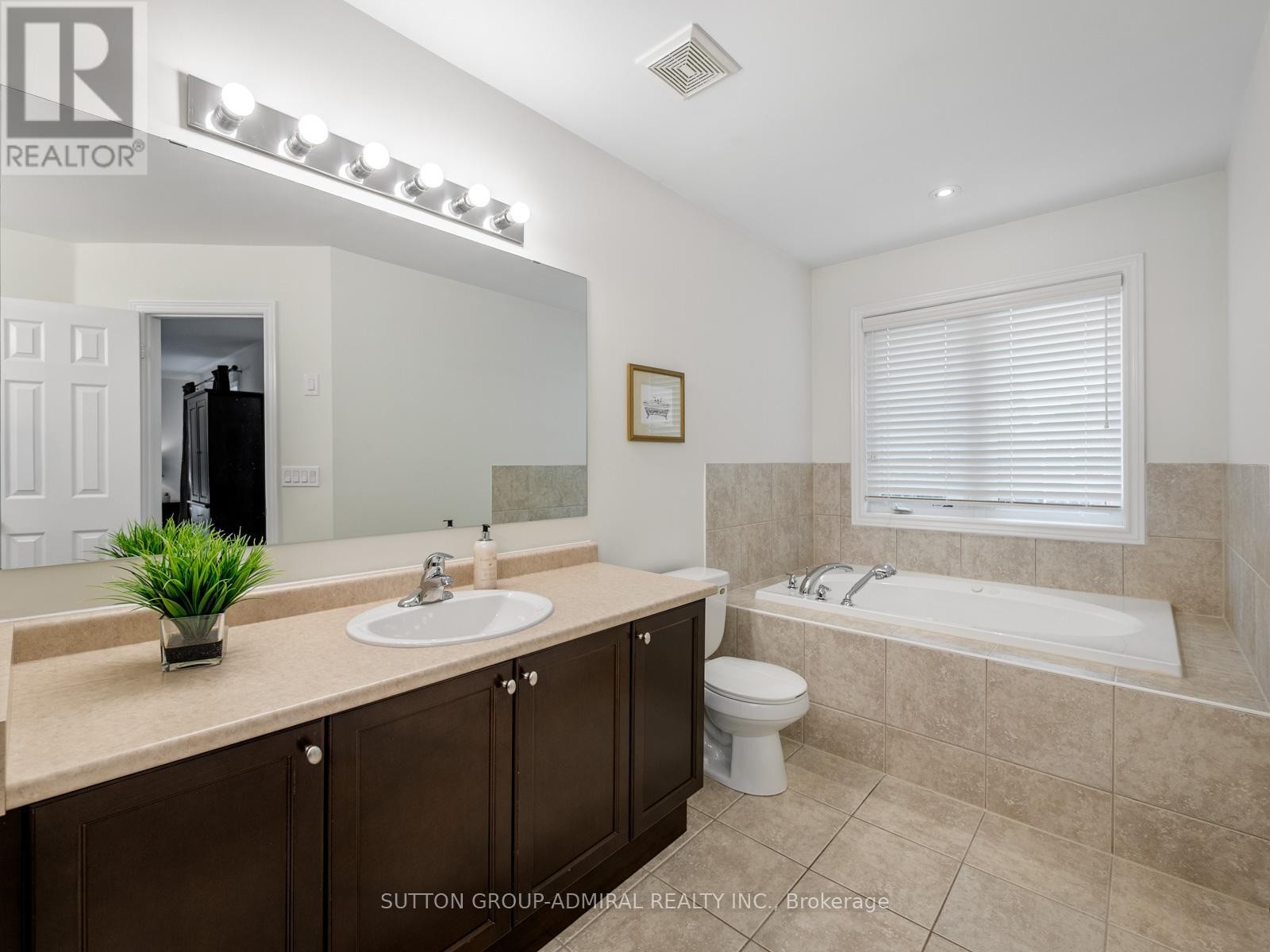 












23 KERR LANE

,
Aurora,




Ontario
L4G0E5

