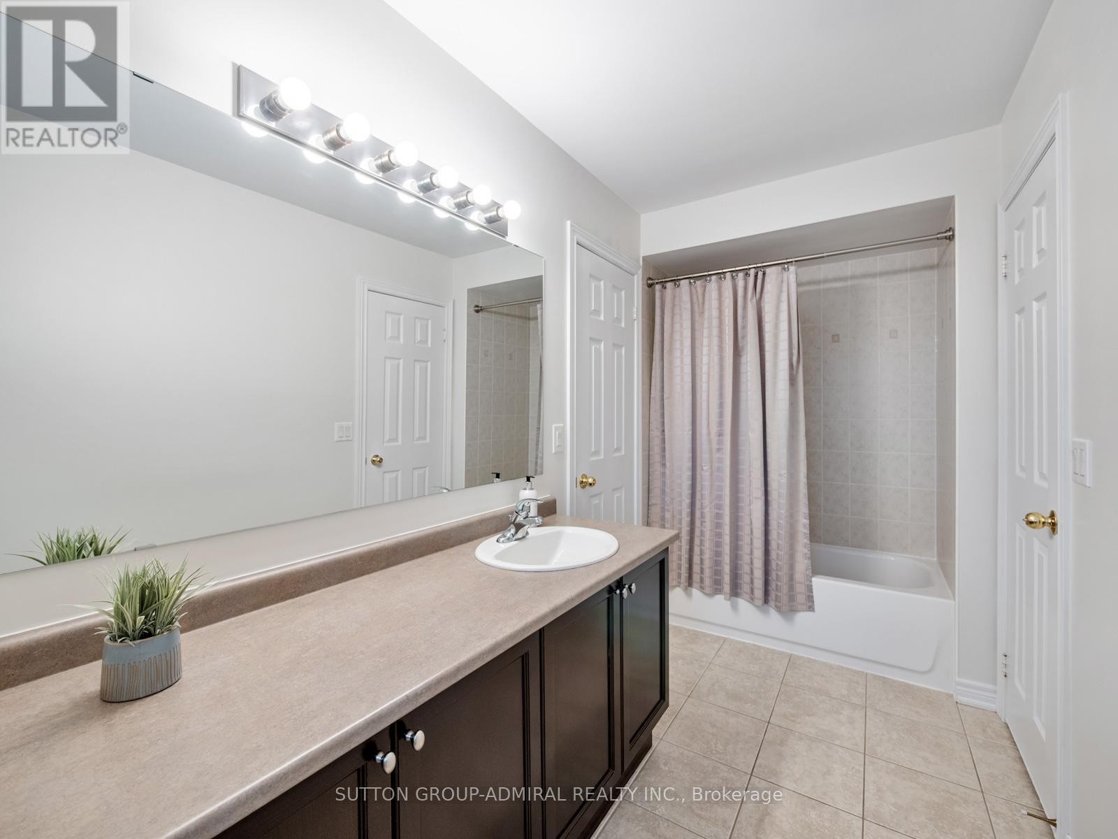 












23 KERR LANE

,
Aurora,




Ontario
L4G0E5

