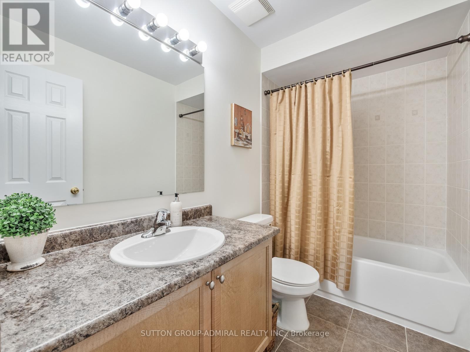 












23 KERR LANE

,
Aurora,




Ontario
L4G0E5

