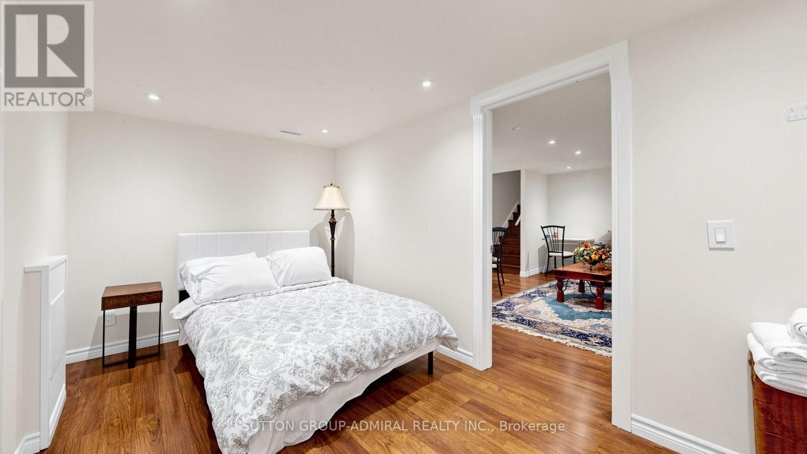 












12 SAUNDERS LANE

,
Markham (Aileen-Willowbrook),




Ontario
L3T5K4

