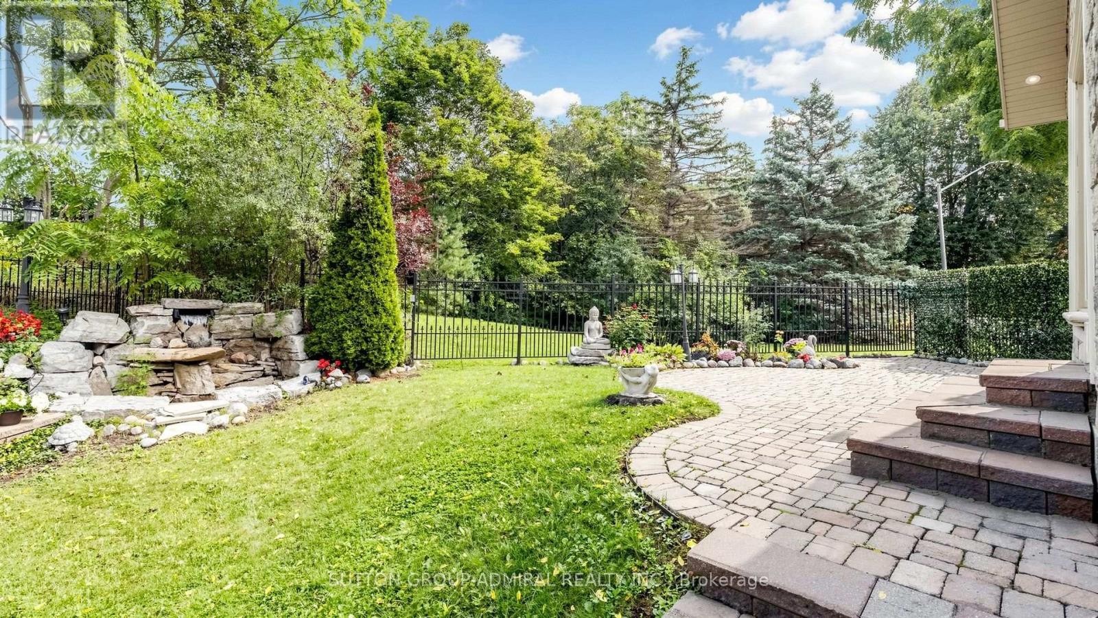 












12 SAUNDERS LANE

,
Markham (Aileen-Willowbrook),




Ontario
L3T5K4

