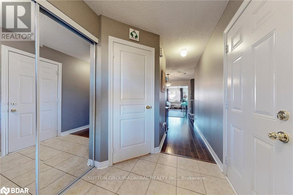 












28 LANCASTER COURT

,
Barrie (Innis-Shore),




Ontario
L4M0G1


