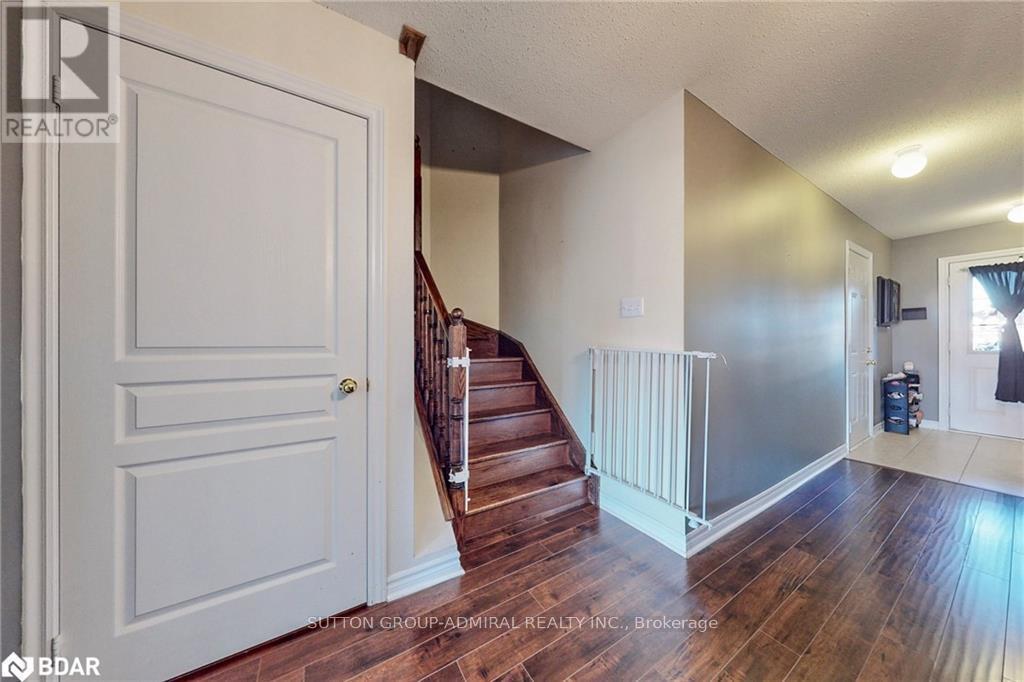 












28 LANCASTER COURT

,
Barrie (Innis-Shore),




Ontario
L4M0G1

