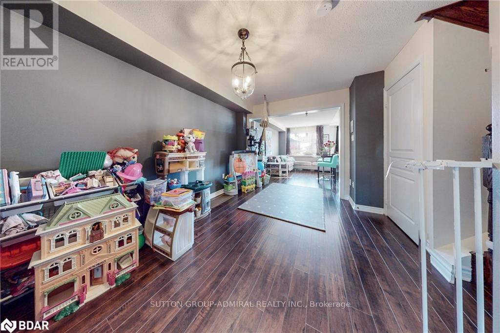 












28 LANCASTER COURT

,
Barrie (Innis-Shore),




Ontario
L4M0G1

