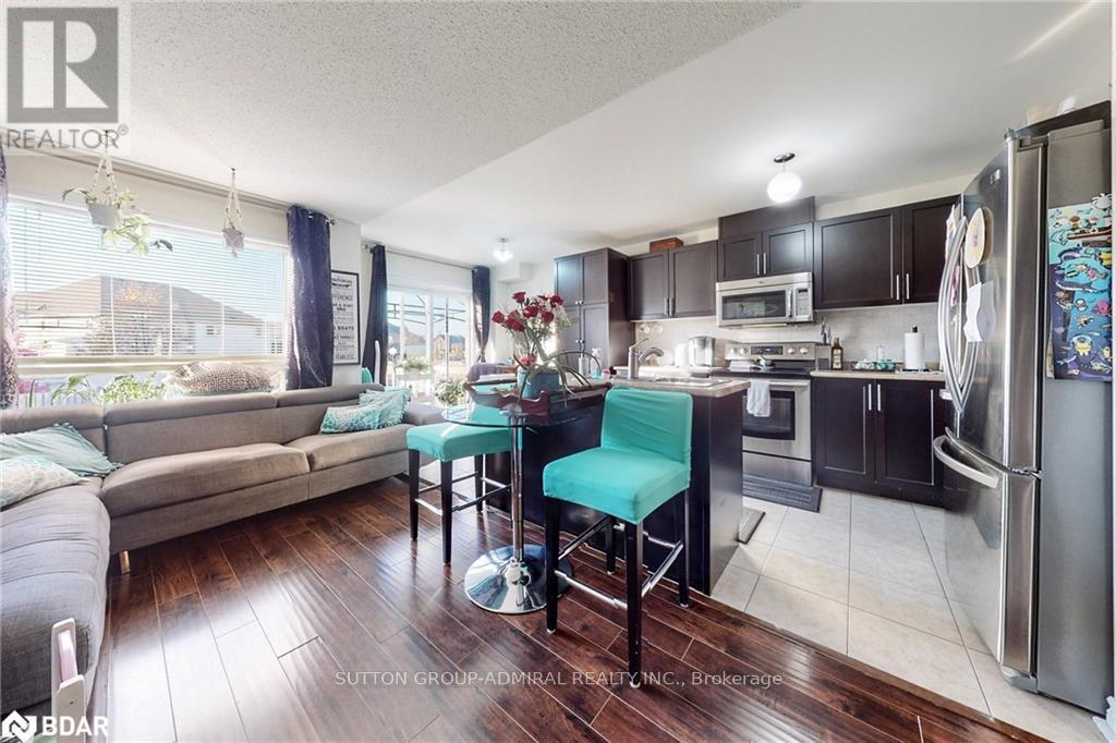 












28 LANCASTER COURT

,
Barrie (Innis-Shore),




Ontario
L4M0G1

