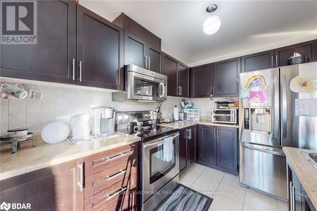












28 LANCASTER COURT

,
Barrie (Innis-Shore),




Ontario
L4M0G1

