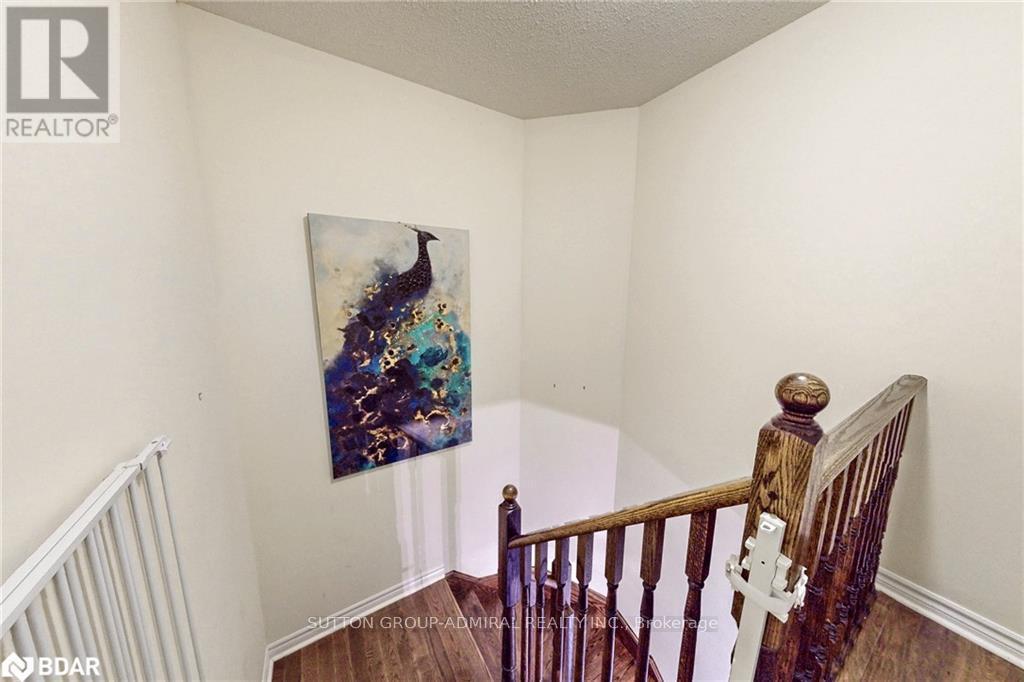 












28 LANCASTER COURT

,
Barrie (Innis-Shore),




Ontario
L4M0G1


