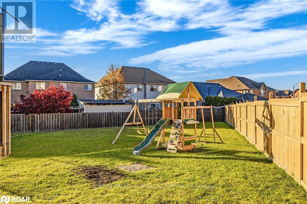 












28 LANCASTER COURT

,
Barrie (Innis-Shore),




Ontario
L4M0G1

