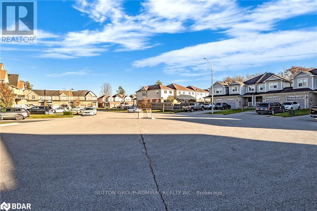 












28 LANCASTER COURT

,
Barrie (Innis-Shore),




Ontario
L4M0G1

