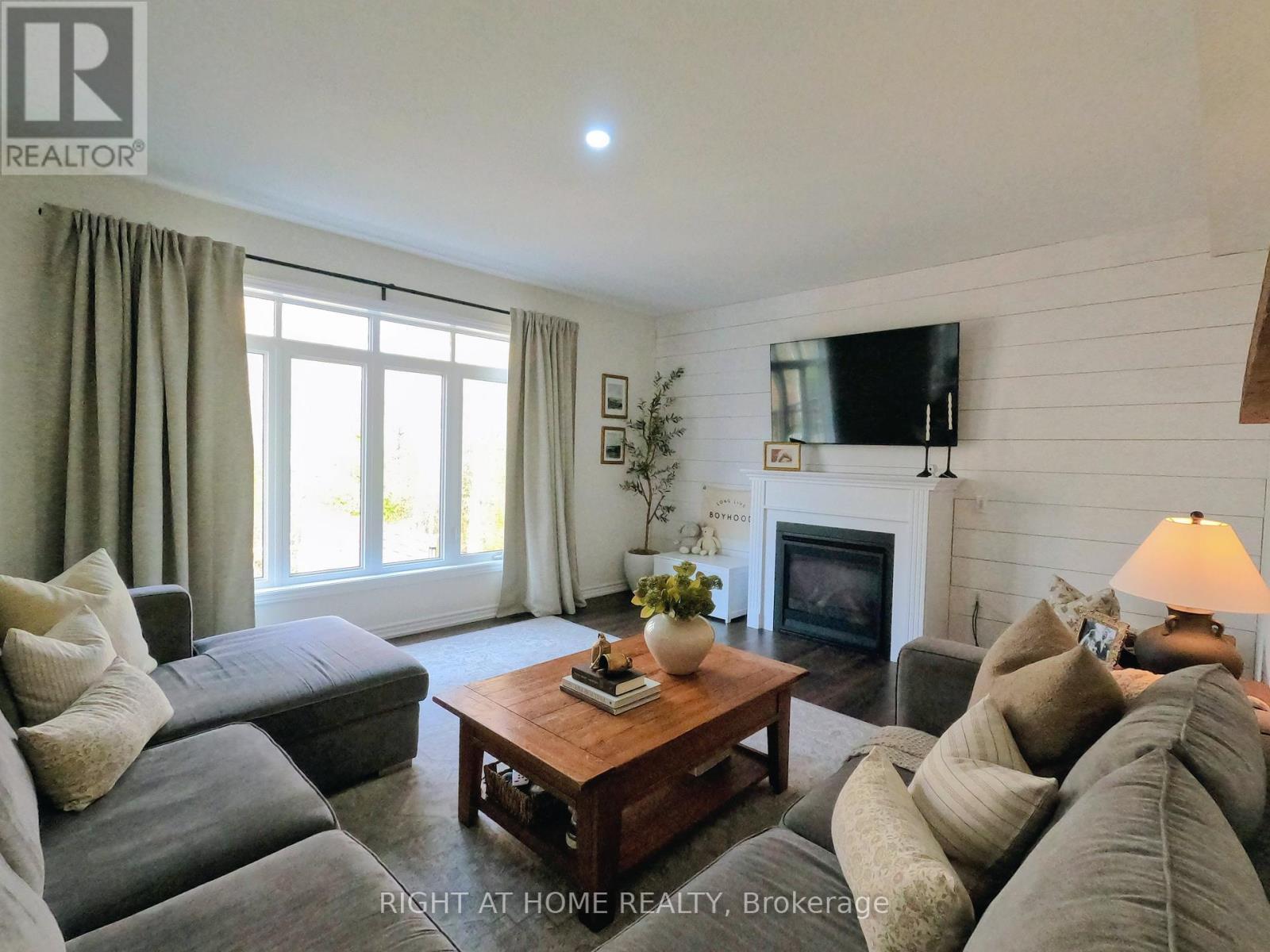 












215 ROY DRIVE

,
Clearview (Stayner),




Ontario
L0M1S0


