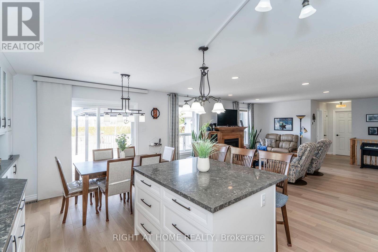 












16 O'NEILL CIRCLE

,
Springwater (Phelpston),




Ontario
L2L2K0

