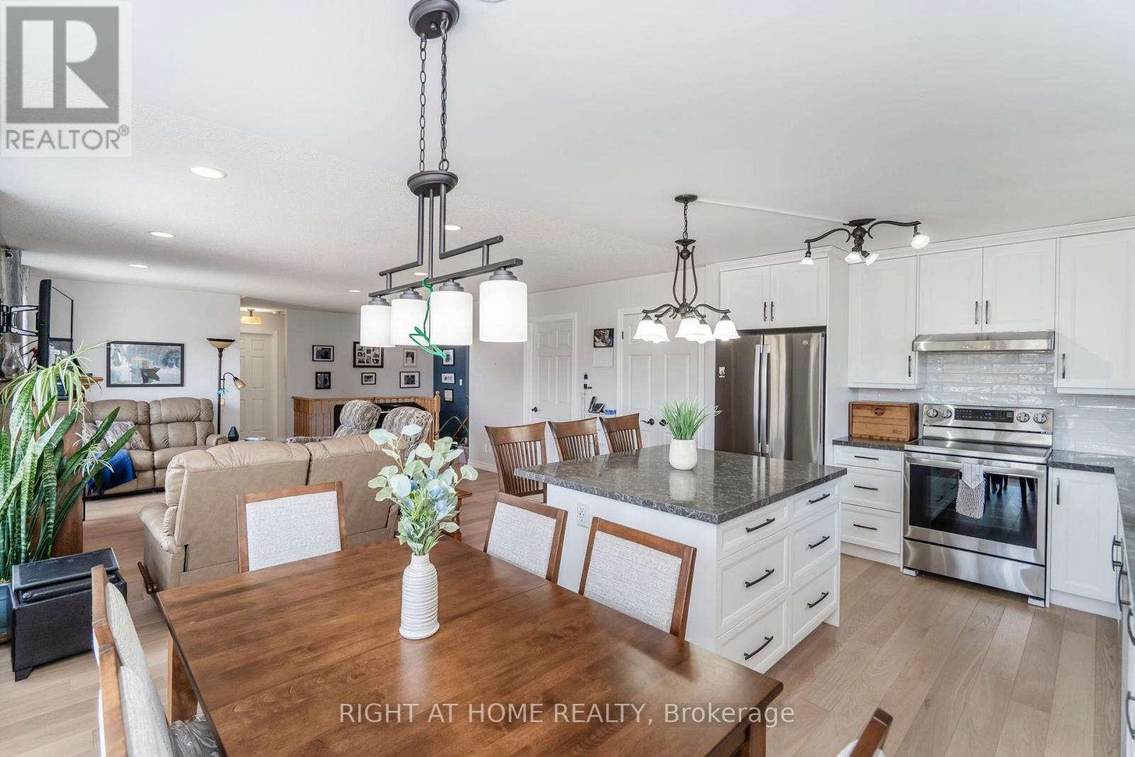 












16 O'NEILL CIRCLE

,
Springwater (Phelpston),




Ontario
L2L2K0

