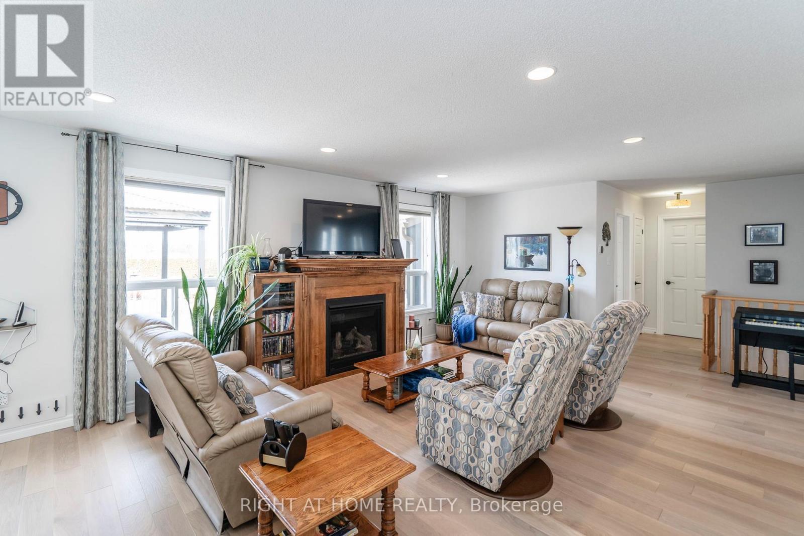 












16 O'NEILL CIRCLE

,
Springwater (Phelpston),




Ontario
L2L2K0

