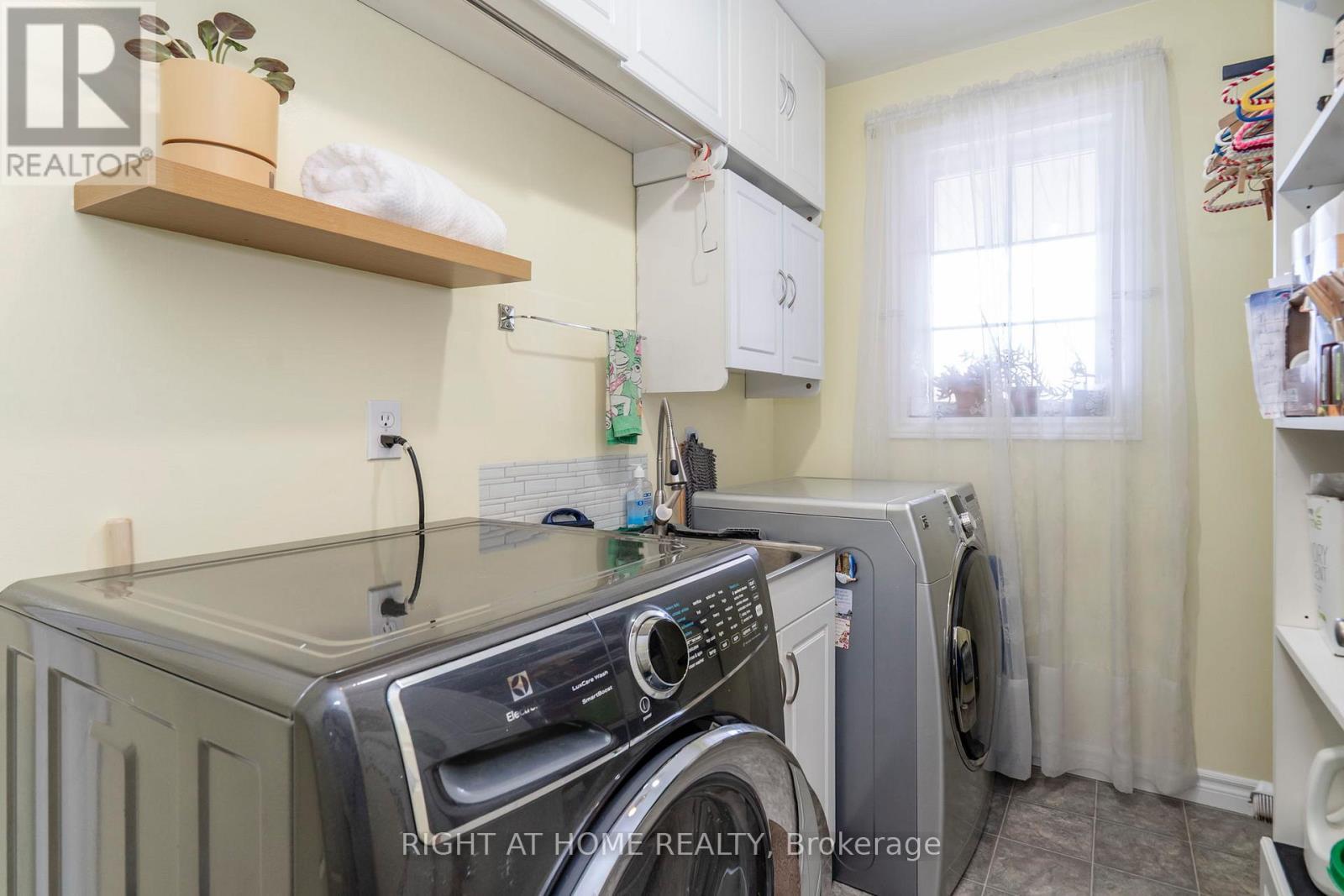 












16 O'NEILL CIRCLE

,
Springwater (Phelpston),




Ontario
L2L2K0

