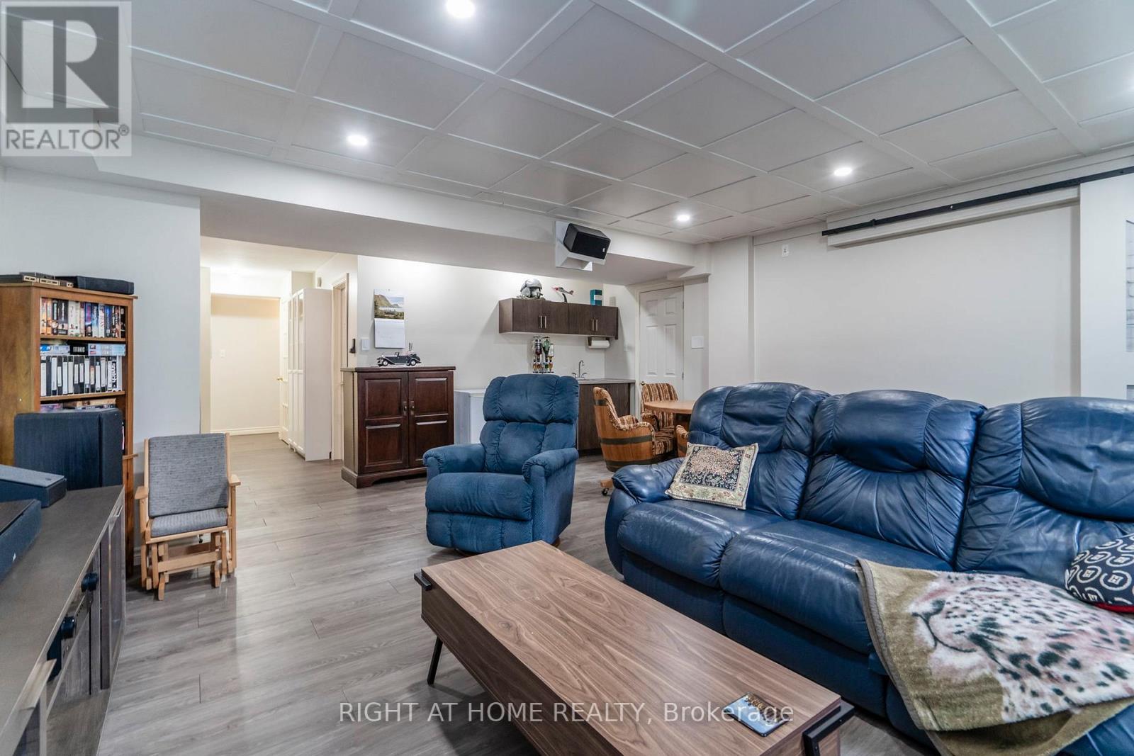 












16 O'NEILL CIRCLE

,
Springwater (Phelpston),




Ontario
L2L2K0

