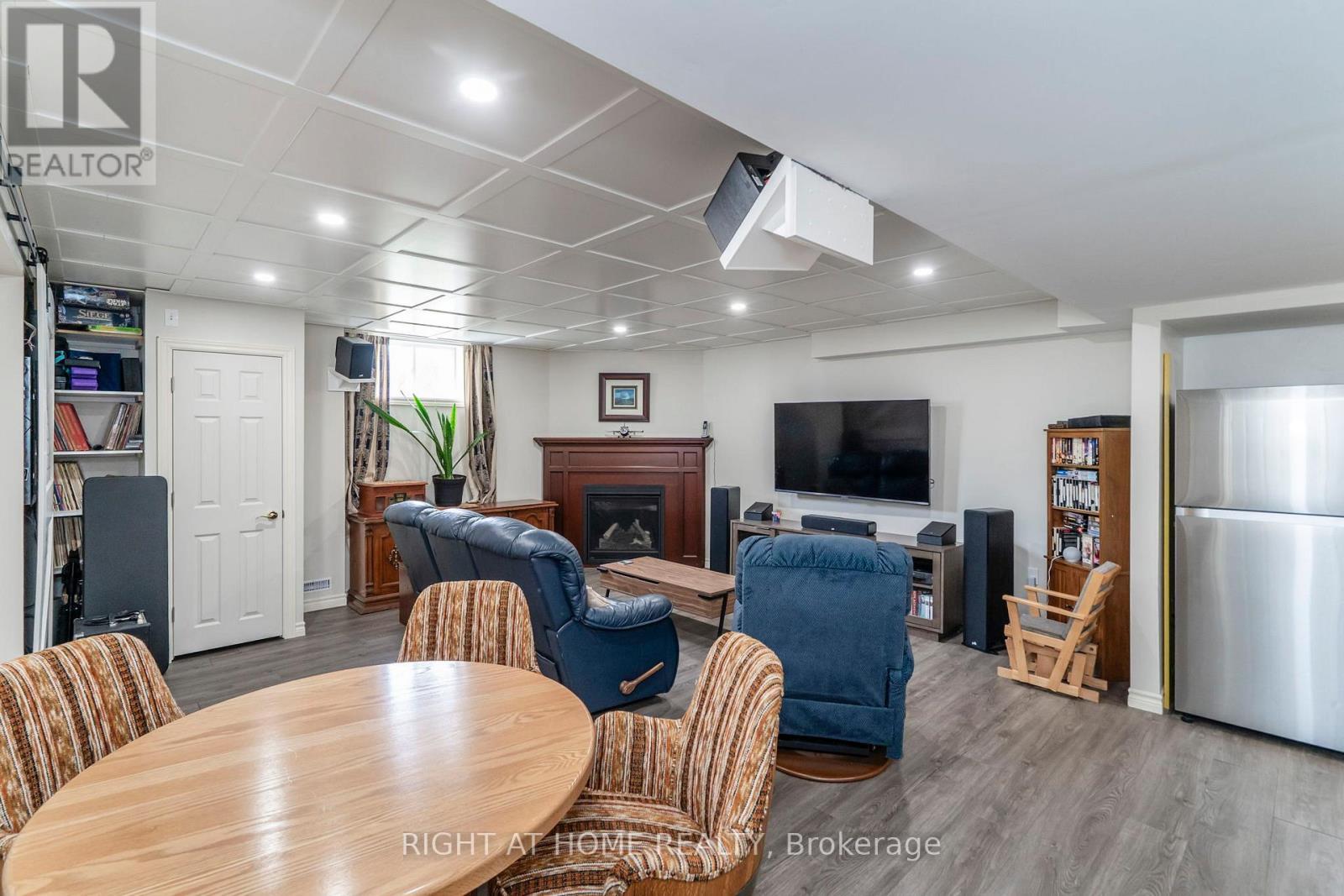 












16 O'NEILL CIRCLE

,
Springwater (Phelpston),




Ontario
L2L2K0

