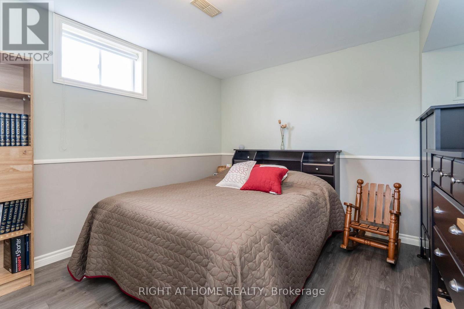 












16 O'NEILL CIRCLE

,
Springwater (Phelpston),




Ontario
L2L2K0


