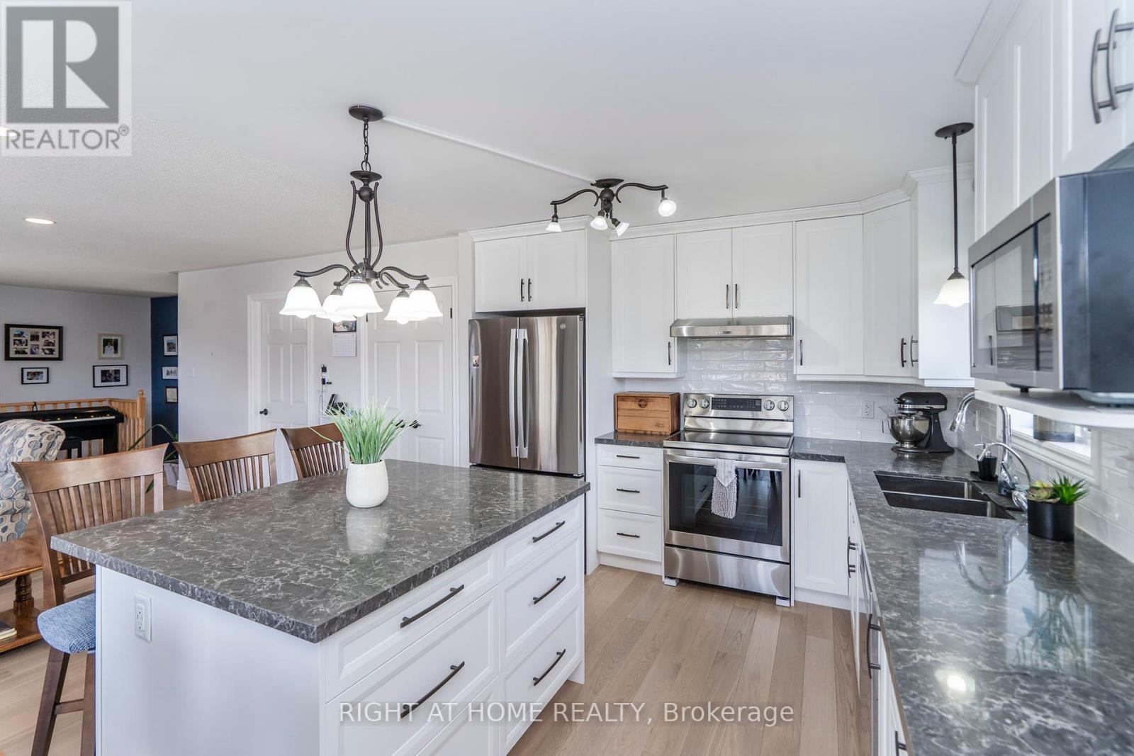












16 O'NEILL CIRCLE

,
Springwater (Phelpston),




Ontario
L2L2K0

