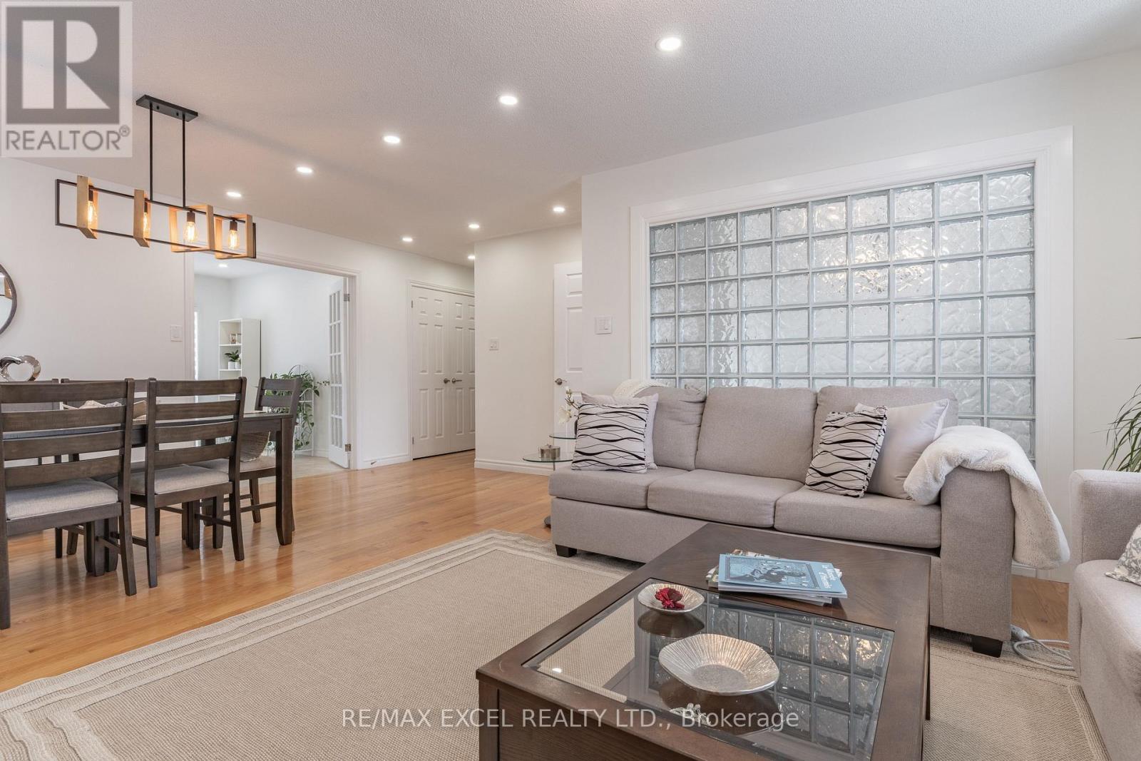 












148 MARSELLUS DRIVE

,
Barrie (Holly),




Ontario
L4N0E1

