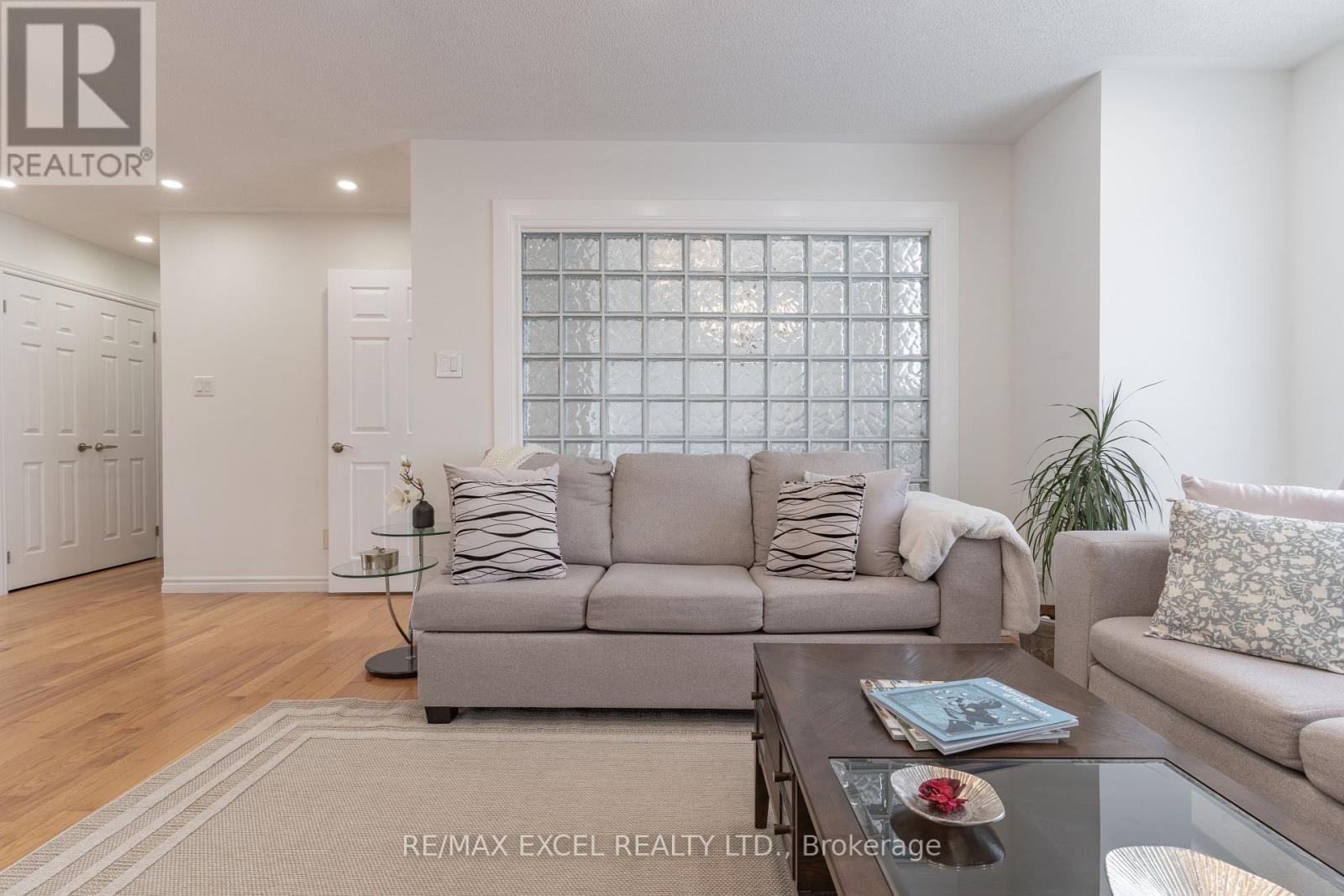 












148 MARSELLUS DRIVE

,
Barrie (Holly),




Ontario
L4N0E1

