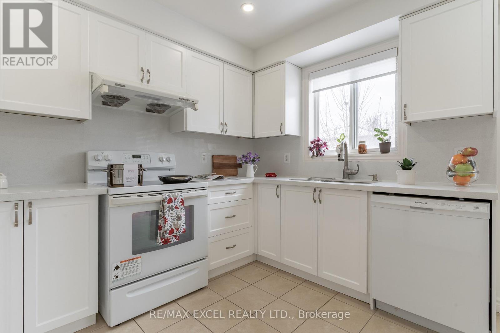












148 MARSELLUS DRIVE

,
Barrie (Holly),




Ontario
L4N0E1

