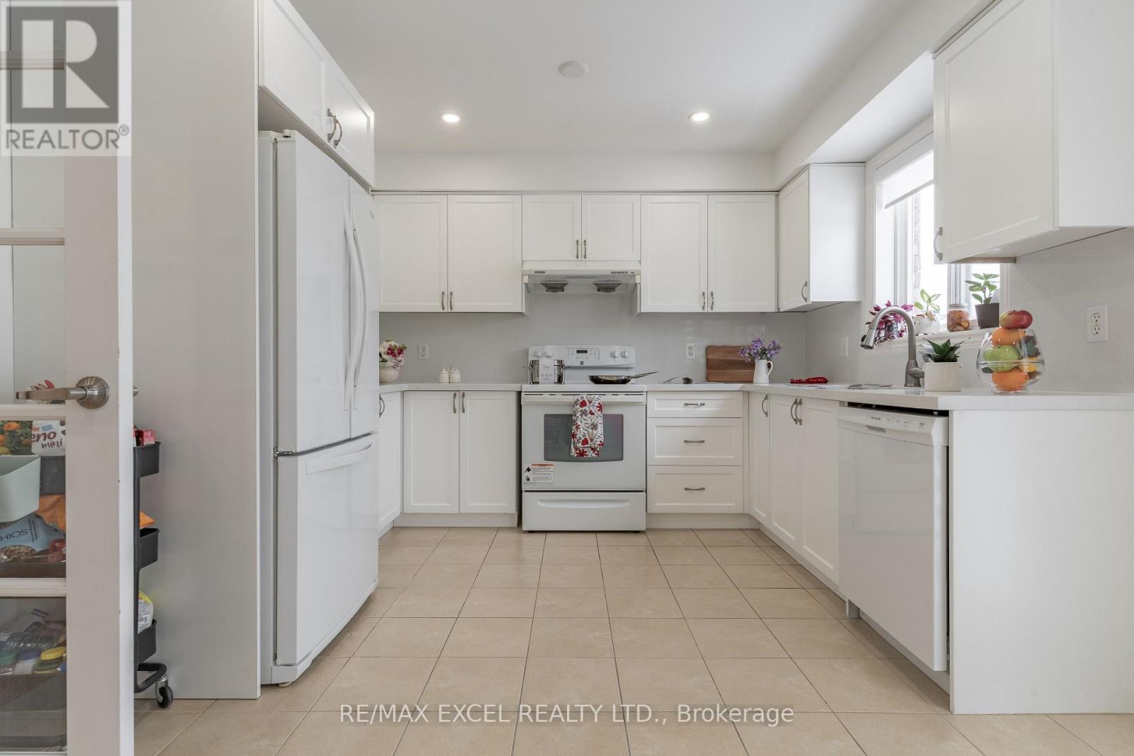 












148 MARSELLUS DRIVE

,
Barrie (Holly),




Ontario
L4N0E1

